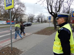 policjant ruchu drogowego podczas działań w pobliżu przejścia dla pieszych przy ulicy Wyszyńskiego we Włocławku