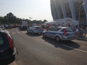 Policjanci zabezpieczali przejazdu otwartego autobusu z zawodnikami drużyny koszykówki odbywającego się ulicami Włocławka