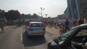 Policjanci zabezpieczali przejazdu otwartego autobusu z zawodnikami drużyny koszykówki odbywającego się ulicami Włocławka