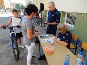 Znakowanie roweru przez policjanta podczas pikniku zorganizowanego przy Szkole Podstawowej nr 7 we Włocławku