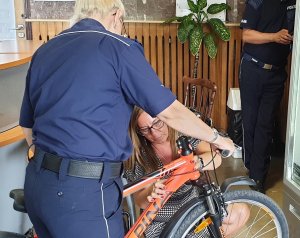 Zdjęcie pokazuje znakowanie rowerów przez policjantów w budynku komendy