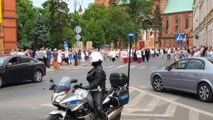 Zabezpieczenie policjantów ruchu drogowego procesji Bożego Ciała odbywającej się ulicami Włocławka.