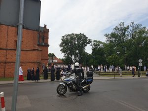 Zabezpieczenie policjantów ruchu drogowego procesji Bożego Ciała odbywającej się ulicami Włocławka