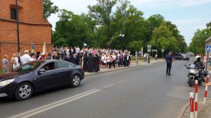 Zabezpieczenie policjantów ruchu drogowego procesji Bożego Ciała odbywającej się ulicami Włocławka