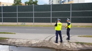 Kontrola pojazdów w ruchu drogowym na ulicy Toruńskiej we Włocławku realizowana przez funkcjonariuszy ruch drogowego