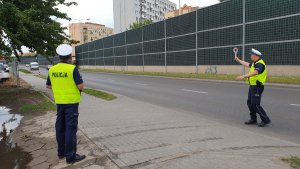 Kontrola ruchu drogowego na ulicy Toruńskiej we Włocławku realizowana przez funkcjonariuszy ruch drogowego