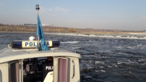 policyjna łódź motorowa podczas patrolu na stopniu wodnym na rzece Wiśle