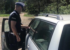 policjant sprawdza stan trzeźwości kierującego