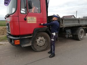 Policjanci ruchu drogowego podczas kontroli pojazdów w ramach akcji BUS-TRUCK