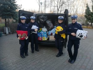 policjantki z busem pełnym darów dla schroniska