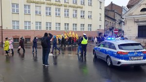 Zabezpieczenie przez policjantów przemarszu orszaku &amp;quot;Trzech Króli&amp;quot; ulicami Włocławka