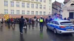 Zabezpieczenie przez policjantów przemarszu orszaku &quot;Trzech Króli&quot; ulicami Włocławka