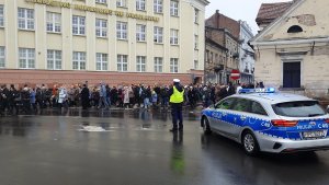 Zabezpieczenie przez policjantów przemarszu orszaku &quot;Trzech Króli&quot; ulicami Włocławka