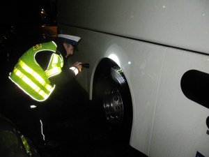 Kontrola autokaru przez policjantów
