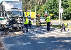 Policjanci ruchu drogowego podczas obsługi kolizji drogowej z udziałem dwóch ciężarówek we Włocławku