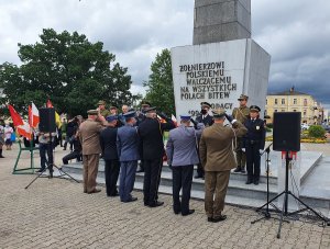 Delegacja służb mundurowych składa wiązankę pod pomnikiem i oddaje hołd wszystkim, którzy oddali swoje życie za Ojczyznę. Uroczystość odbyła się na Placu Wolności we Włocławku