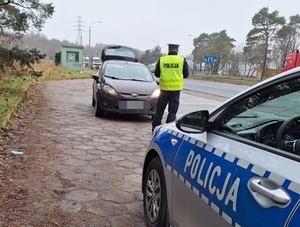 Policjant ruchu drogowego podczas kontroli pojazdu