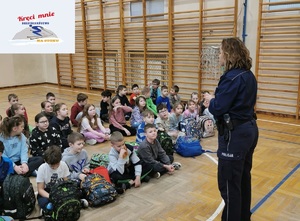 Policjantka podczas spotkania z dziećmi na terenie szkoły