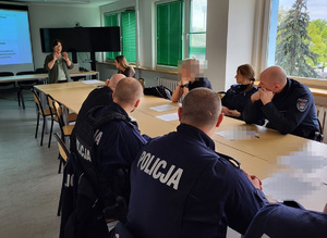Szkolenie w pomieszczeniu dla funkcjonariuszy Policji